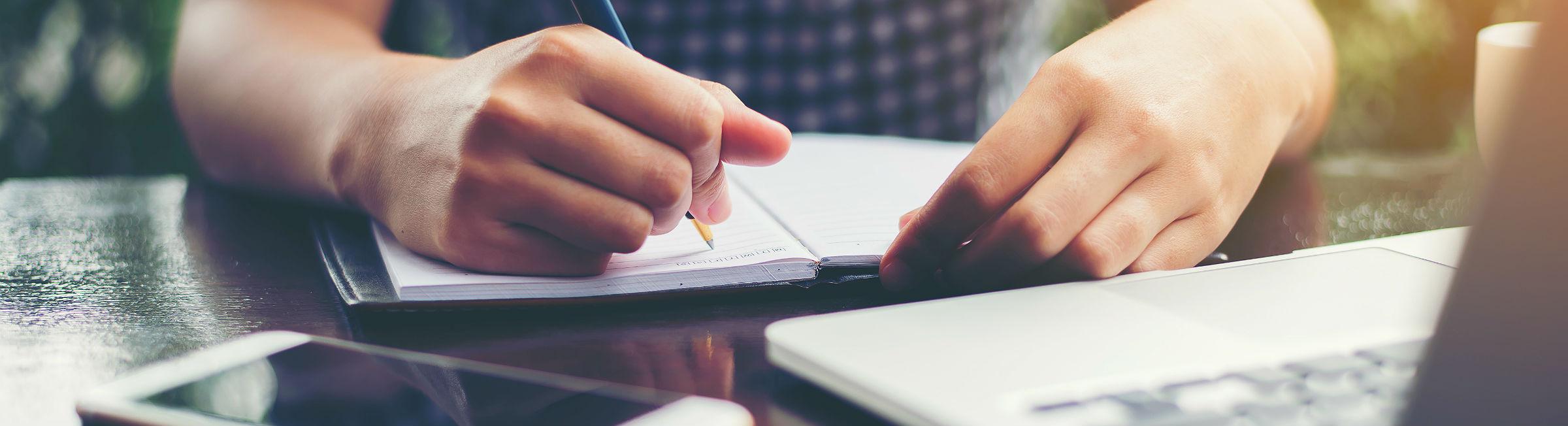 Un femme écrit sur son carnet