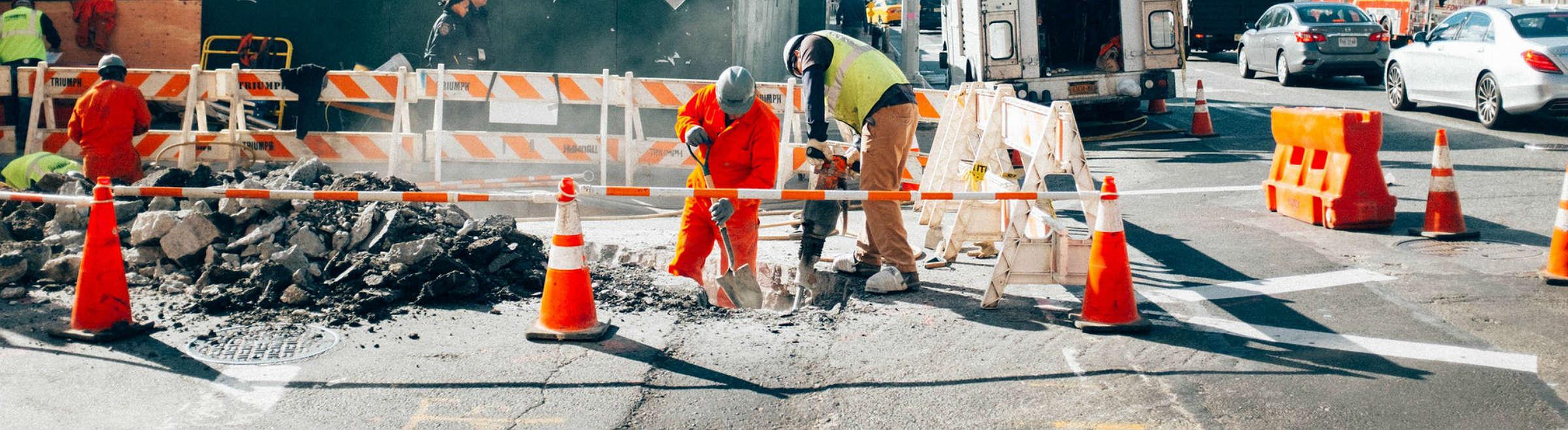 Des ouvriers sur un chantier de travaux publics